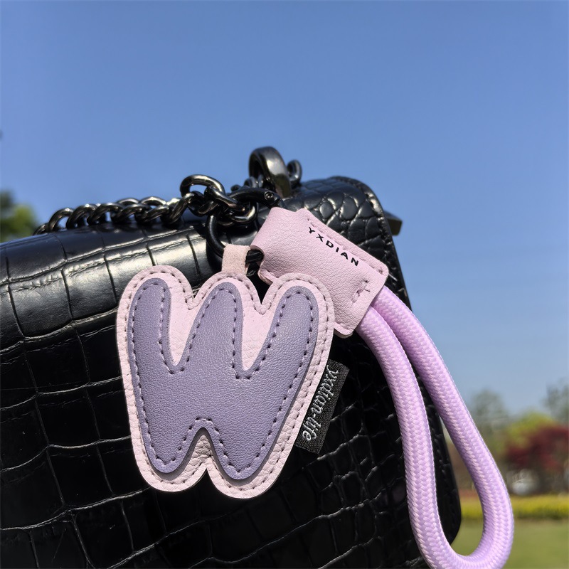 Portachiavi con iniziali in pe - Monogram Keychain Leather recensione e prezzo