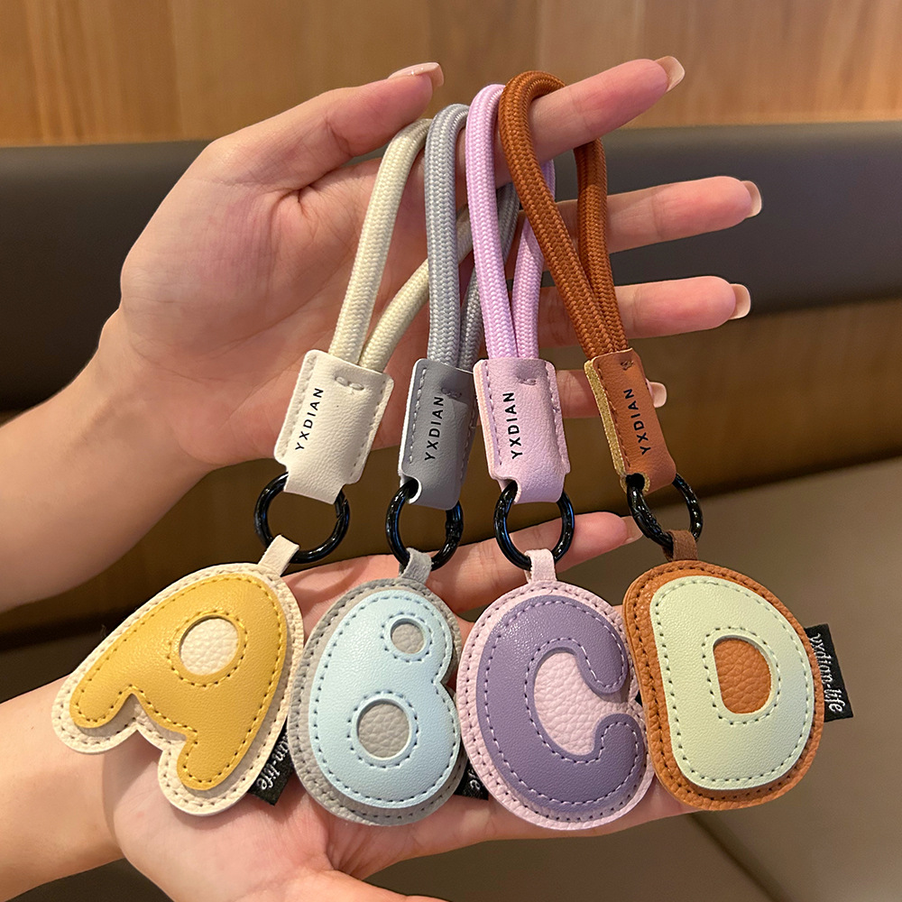 Portachiavi con iniziali in pe - Monogram Keychain Leather recensione e prezzo